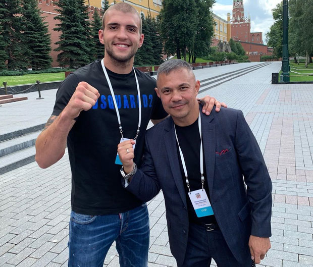 Вељко поносан уз великане